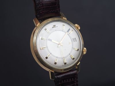 une image d'un gros plan d'une montre-bracelet avec des chiffres romains