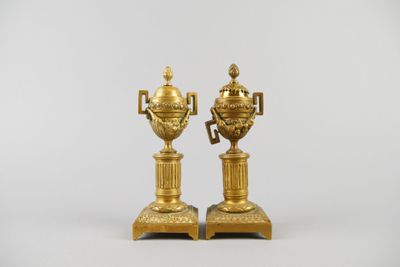Paire de petites cassolettes en métal doré.