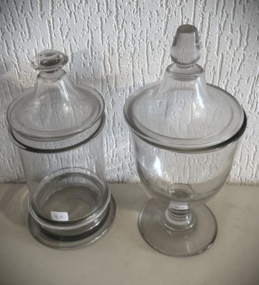 deux bocaux en verre posés l'un à côté de l'autre sur une table