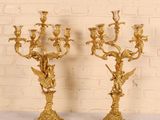paire de candélabres anciens en laiton avec oiseaux et fleurs