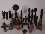 tout un tas de figurines en bois posées sur une table