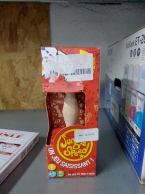 une boîte de bonbons posée sur une table à côté d'une autre boîte de bonbons