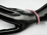 bracelet rose et argenté sur la main d'un mannequin, sur un mannequin