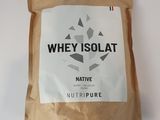 un sachet d'isolat de lactosérum posé sur une table