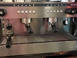 une photo d'une machine à café dans une cuisine