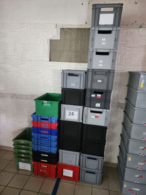 des cartons empilés les uns sur les autres dans une pièce remplie de cartons