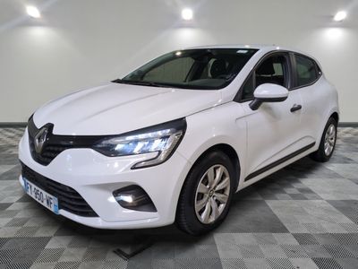 une voiture blanche est garée dans une pièce au sol à carreaux