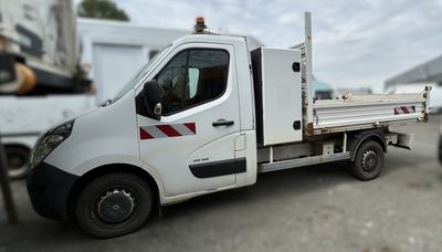 un camion blanc garé sur le parking