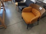 une pièce contenant beaucoup de chaises et de tables