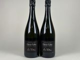 deux bouteilles de vin posées l'une à côté de l'autre sur une table