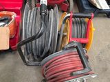 un tuyau et d'autres outils posés par terre dans un garage