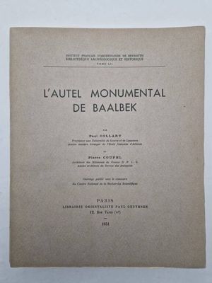 gros plan d'un livre sur une table à fond blanc