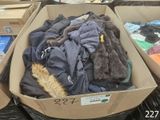 une boîte en carton remplie de vêtements et d'autres objets