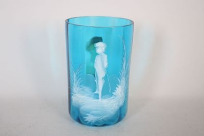 un verre bleu sur lequel est représentée la silhouette d'une femme