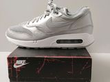 La Nike Air Max est posée sur une boîte