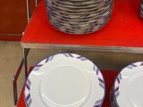 un grand nombre d'assiettes empilées sur une étagère