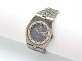 une montre posée sur une surface blanche
