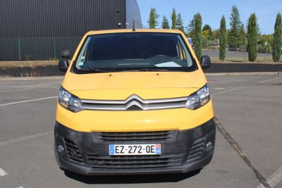une camionnette jaune garée dans un parking