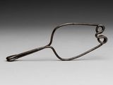 un gros plan sur une paire de lunettes posée sur une table