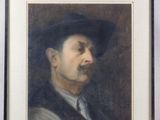 portrait d'un homme portant un chapeau et une moustache, dans un cadre noir