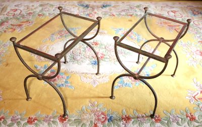 deux tables posées sur un tapis au sol