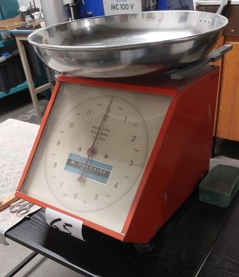 a scale that is sitting on top of a table