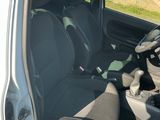 l'intérieur d'une voiture avec la porte ouverte et le siège du conducteur abaissé