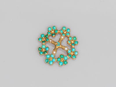 une broche en or et turquoise, ornée de perles
