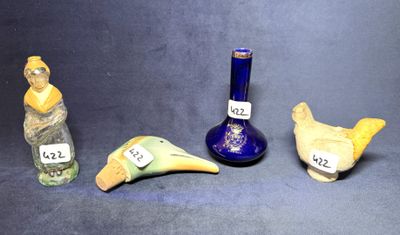 trois petits vases décorés d'oiseaux et une bouteille de vin posés sur une table