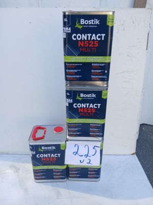 deux pots de peinture « contact » et un pot de peinture « contact » sur une surface blanche