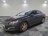 la voiture grise est garée sur un sol en damier dans le garage
