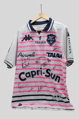 une chemise à rayures roses et blanches avec des inscriptions noires