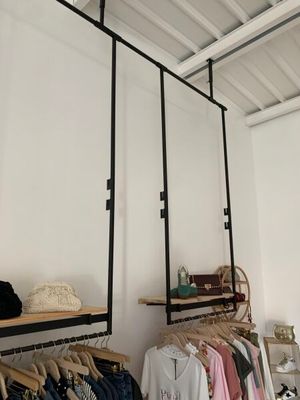 un portant avec des vêtements suspendus dans une pièce