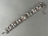 un gros plan d'un bracelet en diamants posé sur une table