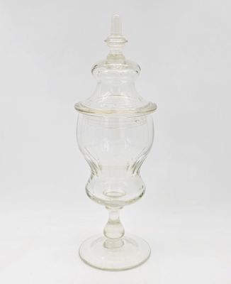 bocal en verre transparent avec un couvercle, sur fond blanc