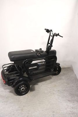 un petit scooter noir avec un panier à l'arrière