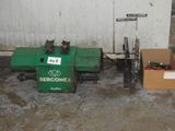une machine verte posée à côté d'une boîte