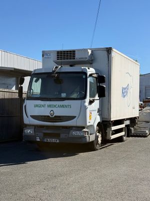 un camion garé devant un bâtiment