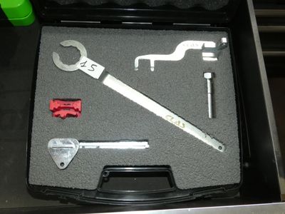 un jeu d'outils dans un coffret comprenant une clé et une autre clé