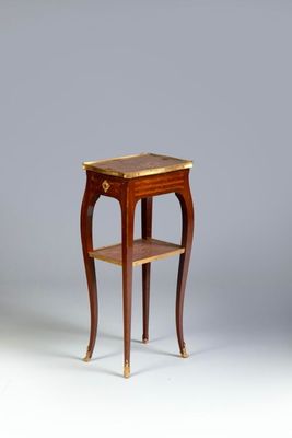 l'image d'une petite table en bois surmontée d'une étagère