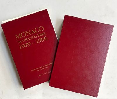 deux livres rouges posés sur une table l'un à côté de l'autre