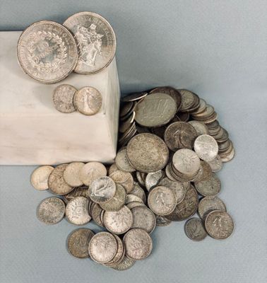 un sac rempli de pièces de monnaie posé sur une table