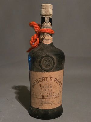 une bouteille d'alcool posée sur une table