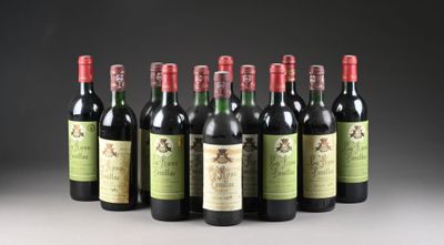 six bouteilles de vin sont alignées sur une table