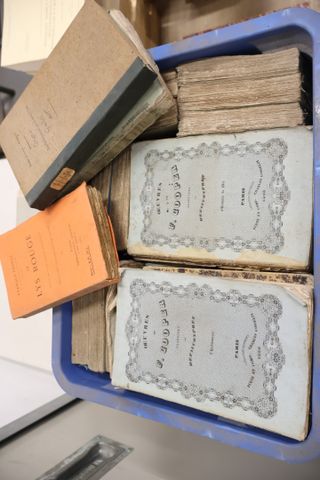 2 caisses de livres brochés et reliés dont Anatole France, Cooper...