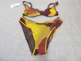 un bikini jaune et marron avec un haut rouge et marron