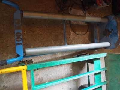 une photo montrant un tuyau et une échelle dans un garage