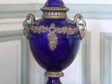 un vase violet posé sur une table en marbre dans une pièce