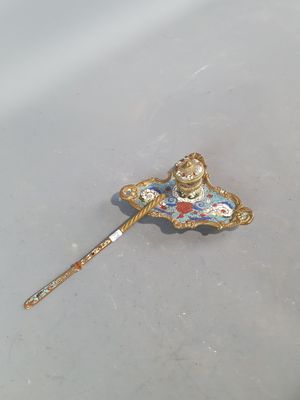 une broche dorée et bleue ornée d'une couronne