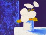 un tableau représentant des fleurs blanches dans un vase bleu posé sur une table